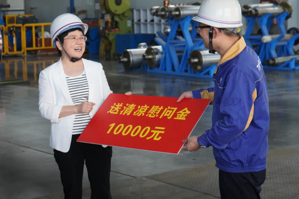 工会送清凉 关怀暖一线—— 芜湖市总工会莅临楚江新材开展 “夏送清凉” 慰问活动